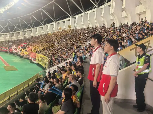 志愿者坚守赛场,准备为球迷服务。肇庆市融媒体中心记者 胡源愿 摄